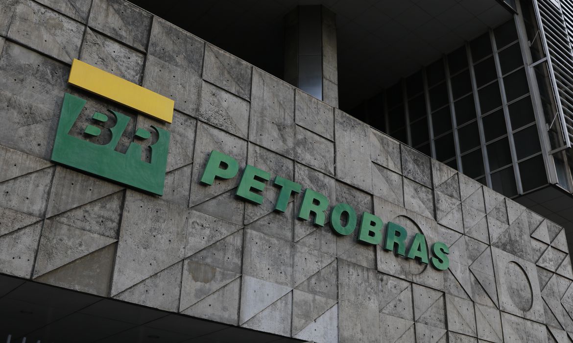 Imagem da fachada do edifício sede da Petrobras, com o logotipo da companhia alinhado à esquerda.