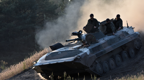 Imagem de soldados dentro de um tanque de guerra. Foto: artellliii72/Pixabay.