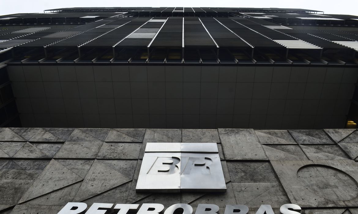 Petrobras segue receita de Salles e aproveita para “passar a boiada”