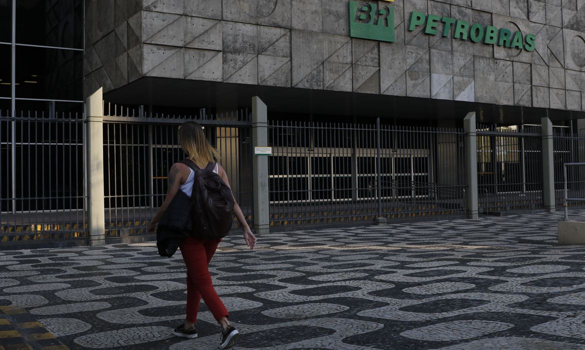 Aumento nas vendas internas e exportações garantiram lucro da Petrobras