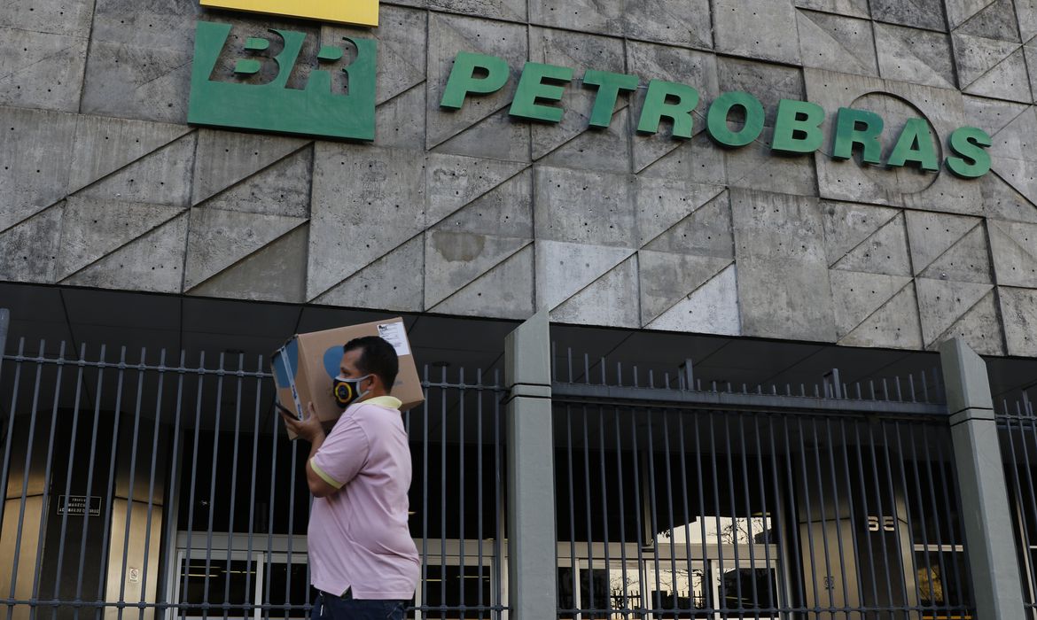 Aumento nos preços dos combustíveis e impairments garantiram lucro da Petrobras e recorde histórico de distribuição de lucros para os acionistas