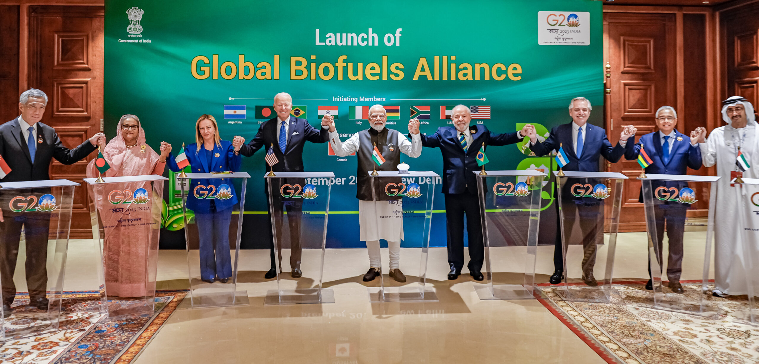 Representantes de países do G20 de mãos dadas e braços levantados no lançamento da Aliança Global para Biocombustíveis.