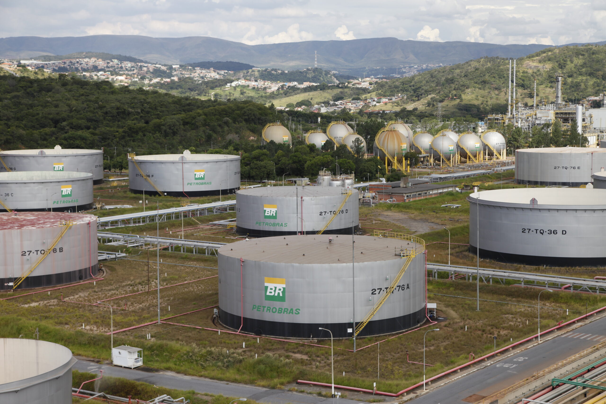 Imagem de tanques de refino de petróleo, localizados na Refinaria Gabriel Passos (Regap) em em Betim/MG.
