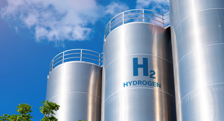 Na imagem, três depósitos de hidrogênio (H2). Foto: Getty Images.