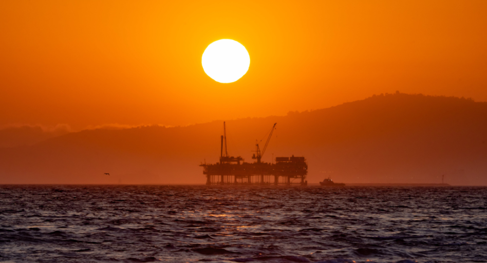 Plataforma de petróleo em Huntington Beach, Califórnia/EUA. Foto: Iran/Pexels.