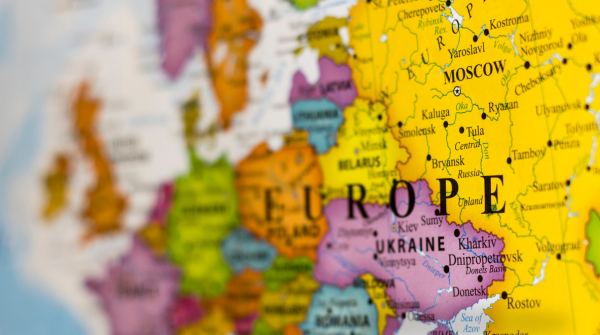 Imagem do mapa da Europa, com foco na Rússia e na Ucrânia. Foto: Erhoman/Getty Images.
