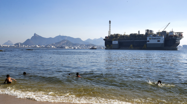 Imagem da plataforma de petróleo P-67 ancorada na Baía de Guanabara/RJ. Foto: Tânia Rêgo/Agência Brasil.