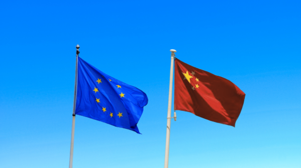 Imagem das bandeiras da Comissão Europeia e da China; ao fundo, o céu azul. Foto montagem: adaptação foto de aboodi vesakaran/Pexels com foto de Dušan Cvetanović/Pexels.