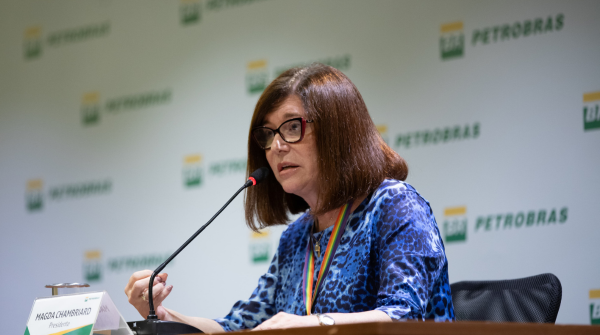 Imagem de Magda Chambriard, presidente da Petrobras, em uma coletiva de imprensa. Foto: Rafael Pereira/Agência Petrobras.