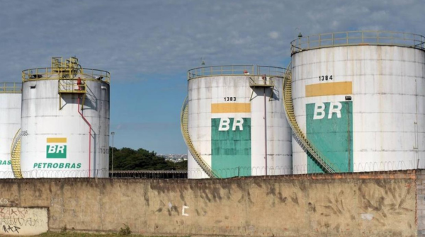 Três tanques da Petrobras cercados por um muro de concreto, com céu nublado ao fundo. Foto: Marcello Casal Jr./Agência Brasil