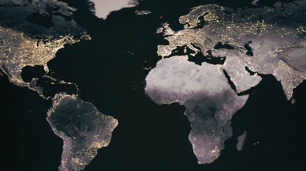 Imagem de um mapa-múndi noturno com iluminação em alguns áreas, representando a geopolítica global de energia. Foto: dMz Pixabay.